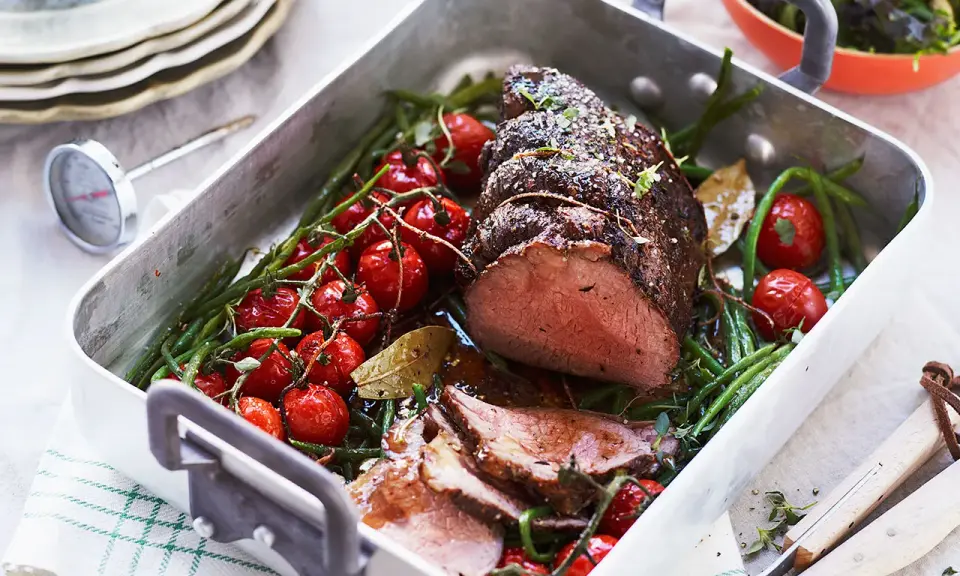 Saftig rostbiff med körsbärstomater och haricots verts i ugnsform. Ett perfekt rostbiff recept för en härlig middag.