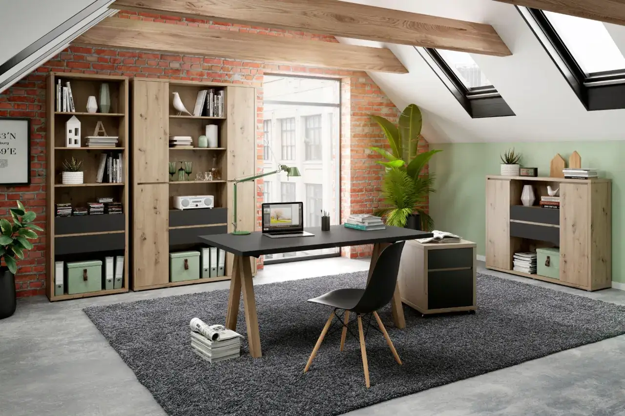 En mysig och modern arbetsplats med tegelväggar, takfönster och en stor bokhylla. Perfekt för att skapa en inspirerande arbetsmiljö.