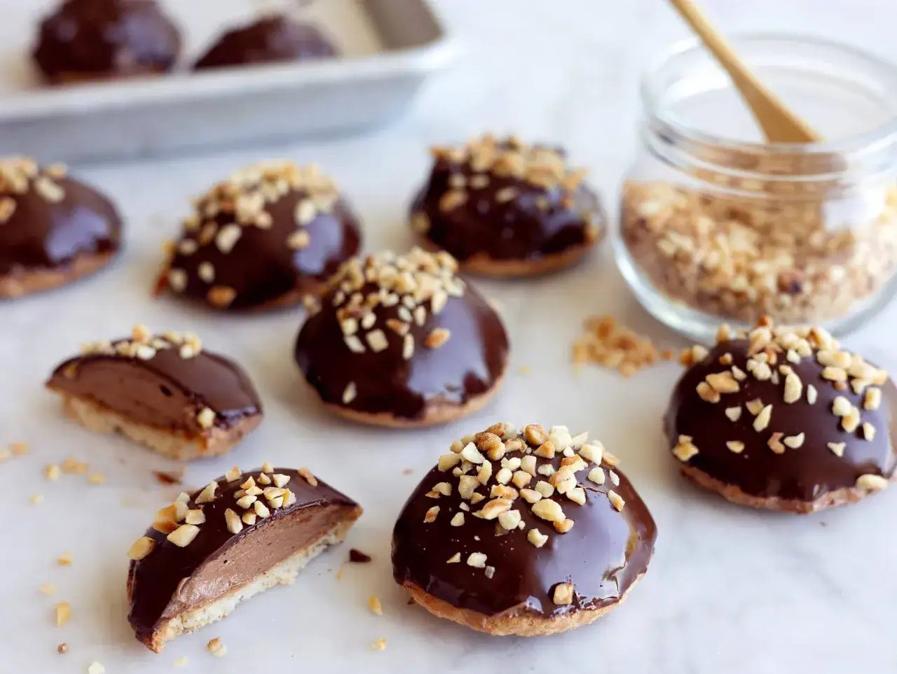 Chokladiga biskvier med nötter, redo att avnjutas. Ett enkelt biskvier recept för hembakning.