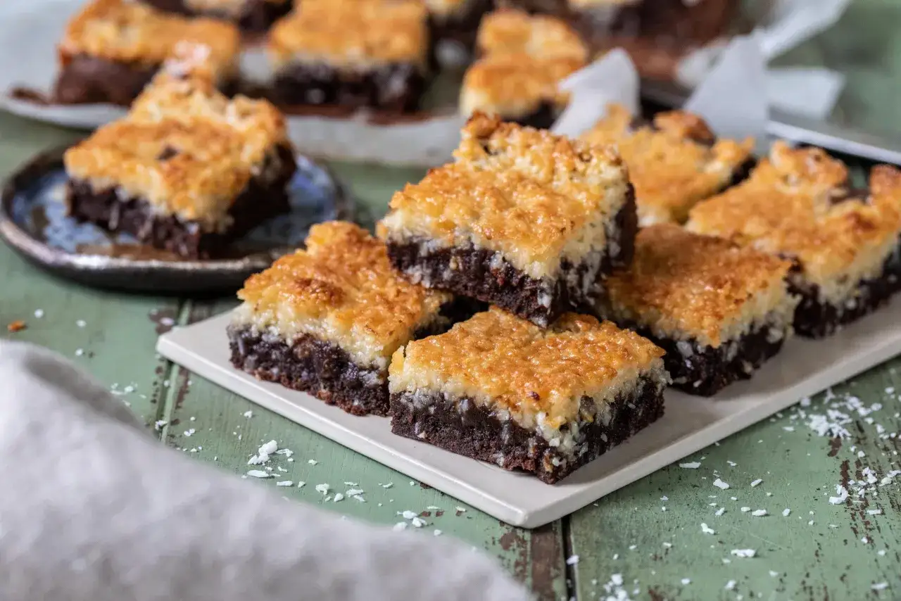 Chokladkakor med kokostäcke, perfekta för ett ryttarkaka recept. Krispigt och saftigt i varje tugga.
