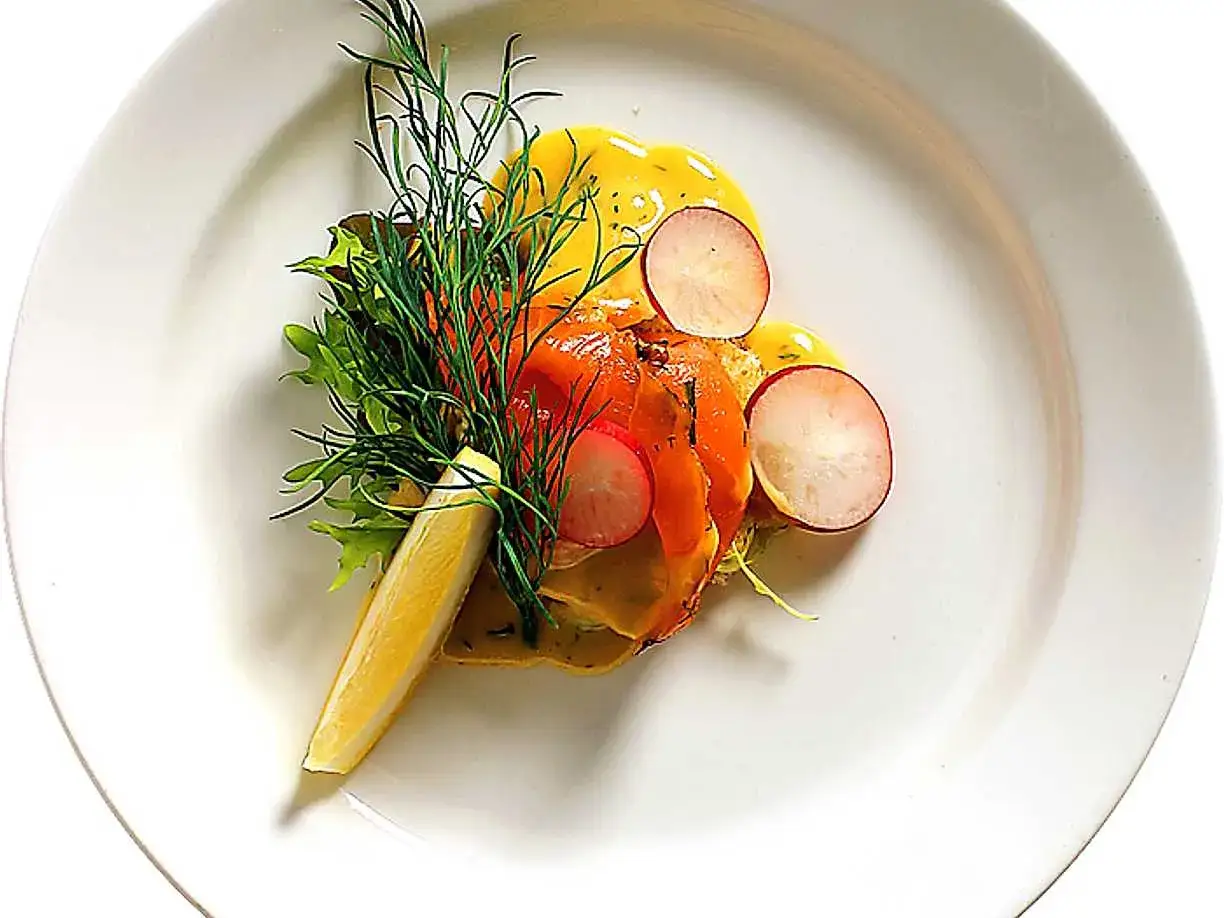 Vacker gravlax med dill, citron och rädisor, serverad med en krämig sås. Ett perfekt gravlaxsås recept för sommaren.