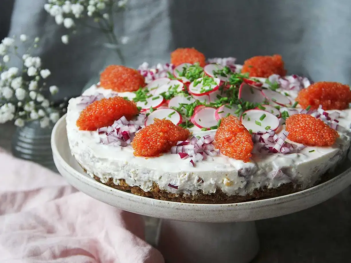 En läcker midsommar buffe-tårta med kaviar, rädisor och rödlök. Perfekt för firandet!