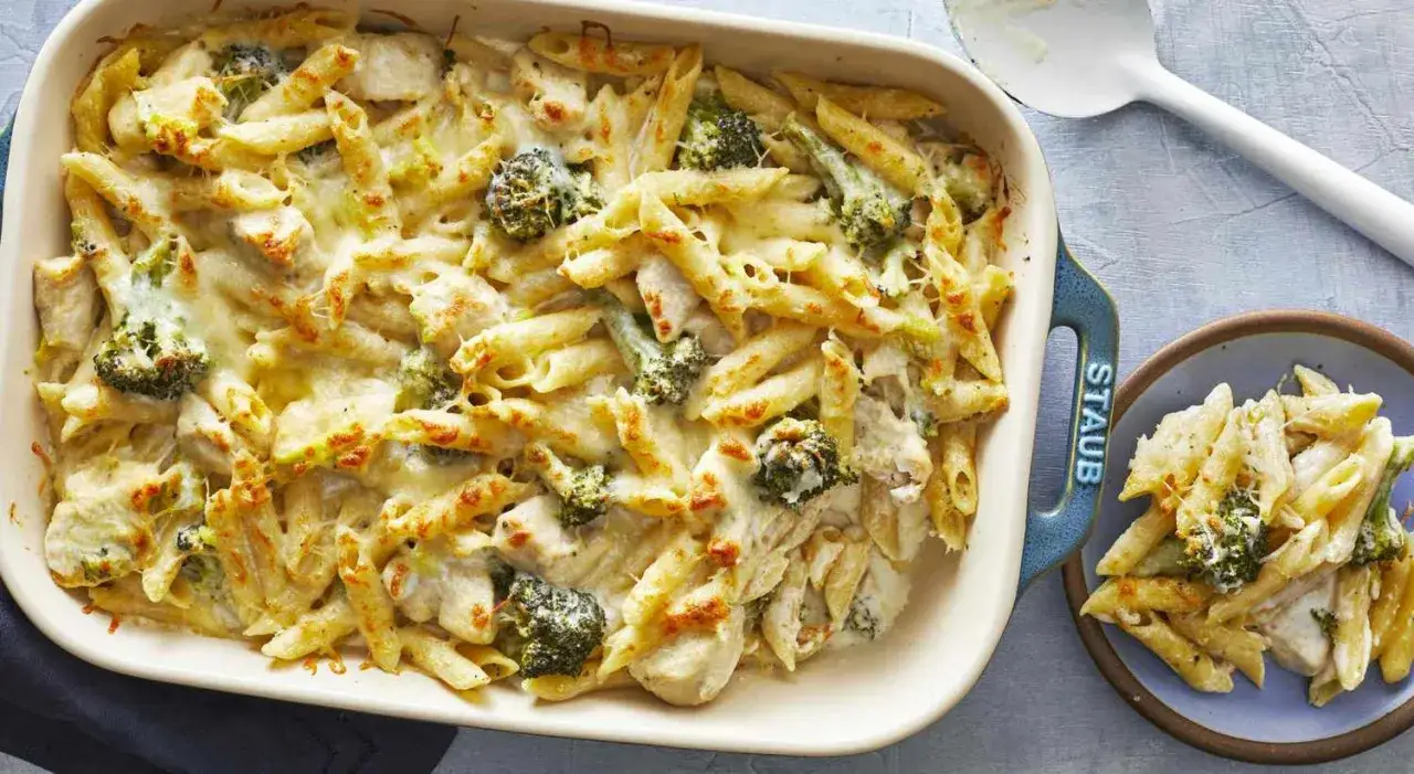 En krämig kyckling- och broccolipasta i ugnsform, en perfekt och enkel middag att bjuda på.