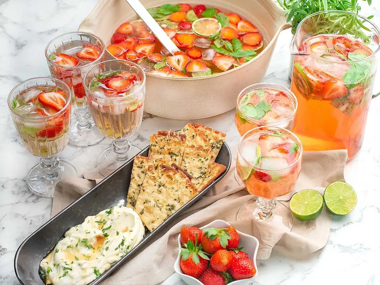 Sommarfestens höjdpunkt: ett uppfriskande bål recept med jordgubbar, kiwi och mynta. Serveras med krutonger och dipp.