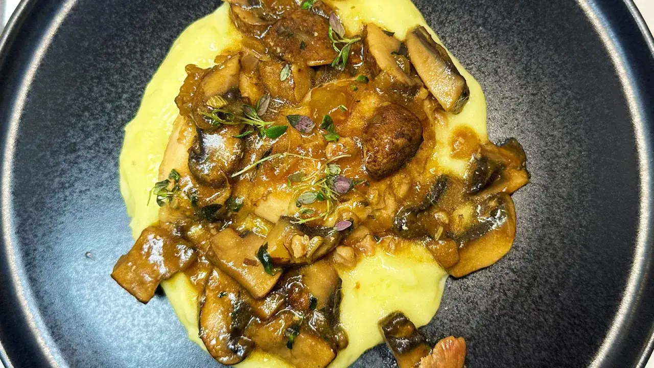 Enkelt kyckling recept med krämig potatismos och svamp i en mustig sås. Garnerat med färska örter.