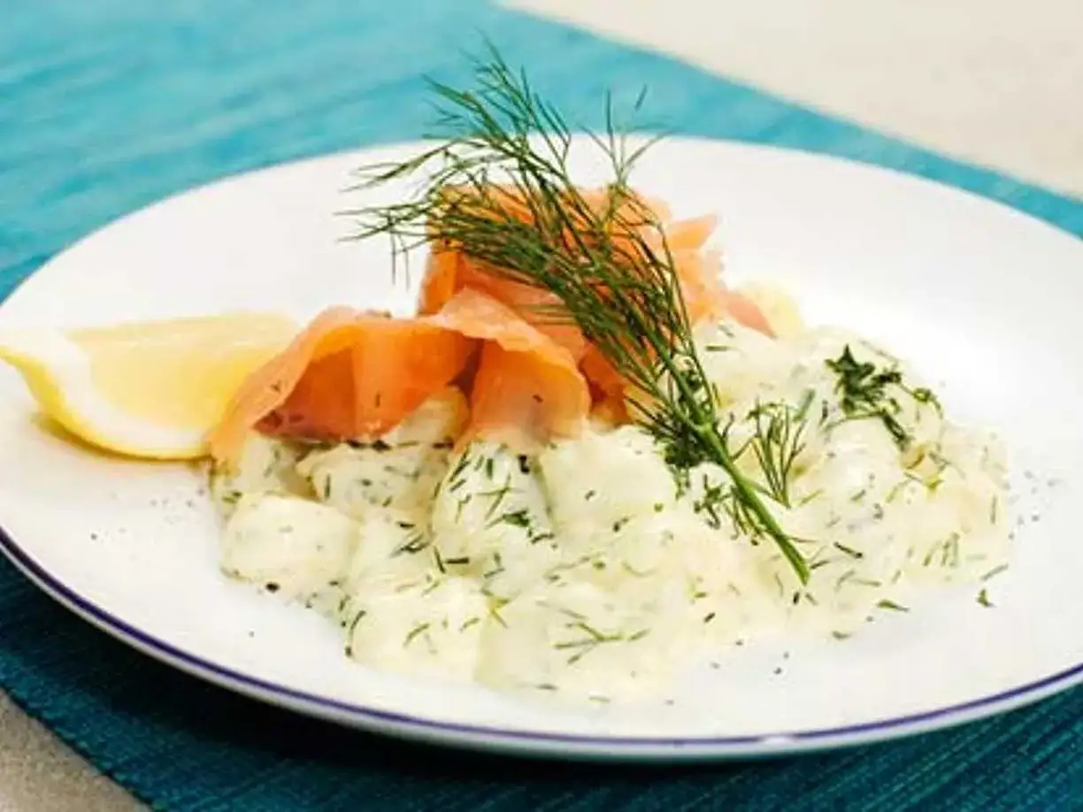 En krämig laxpudding med dill och en citronskiva. Ett utsökt laxpudding recept som ser aptitligt ut.