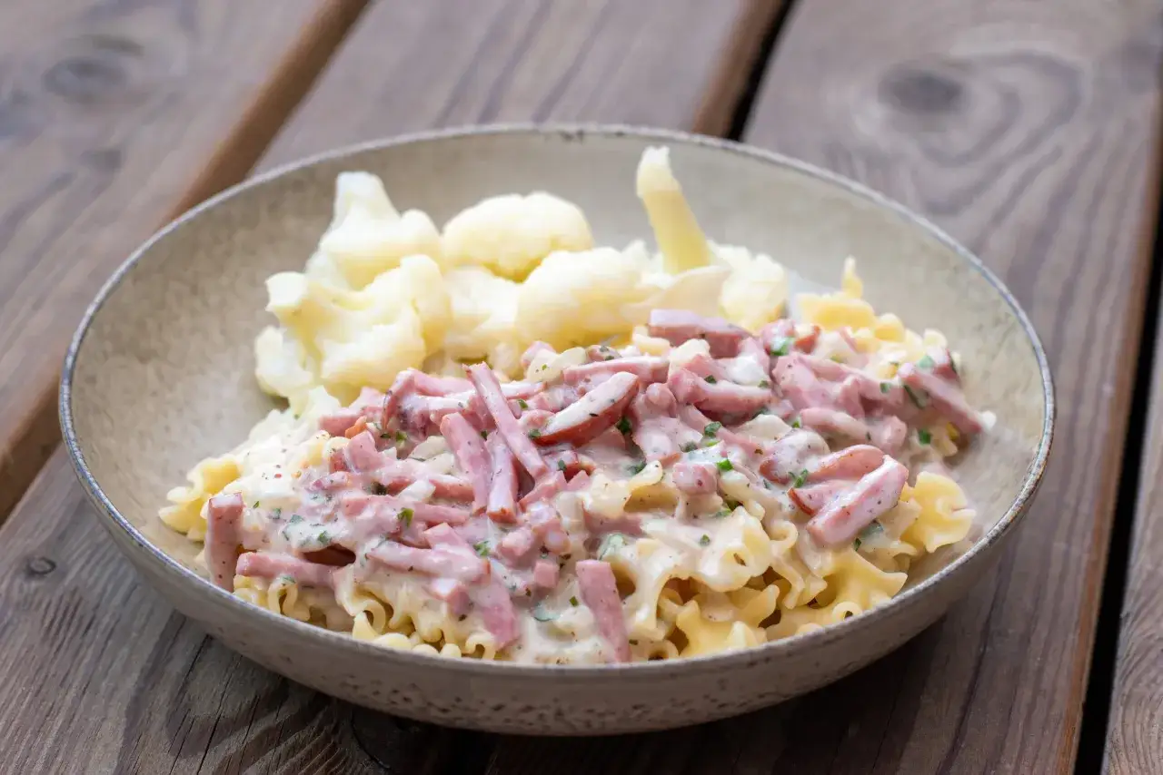 En skål med pasta och skinksås, serverad med blomkål. Ett enkelt och gott skinksås recept för hela familjen.