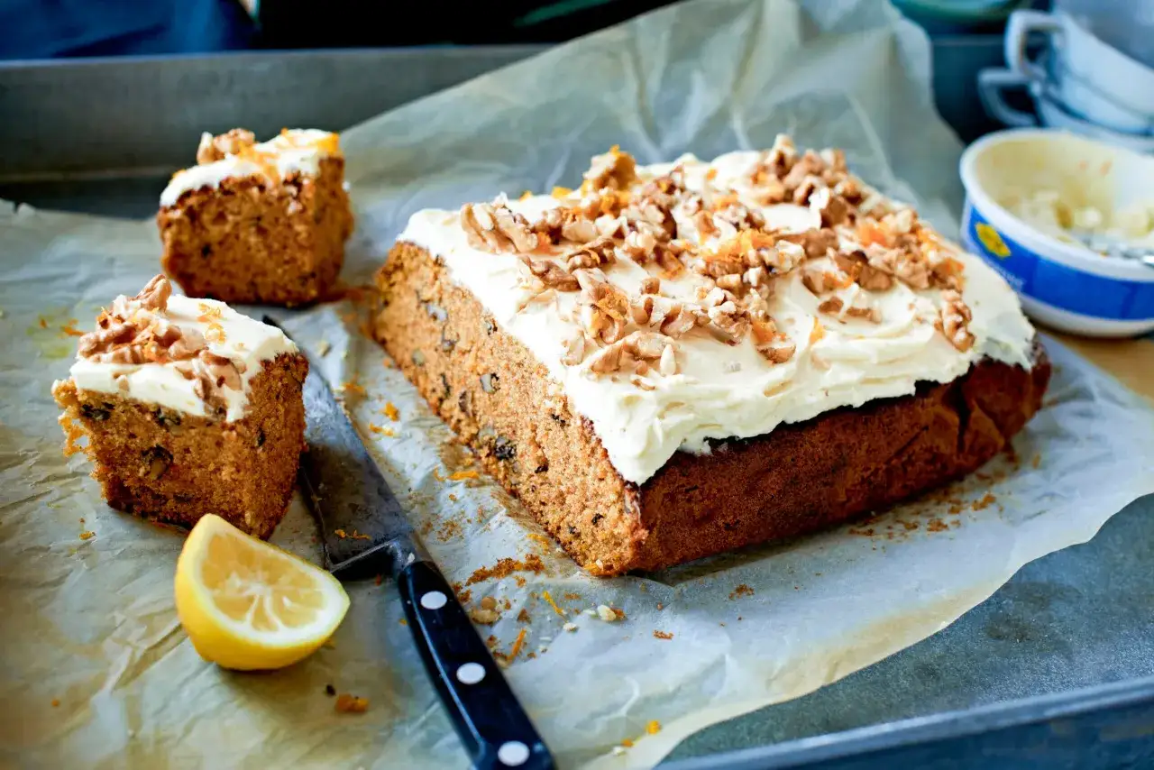 En saftig morotskaka med krämig frosting, valnötter och rivet apelsinskal. Perfekt för ett fika-recept!