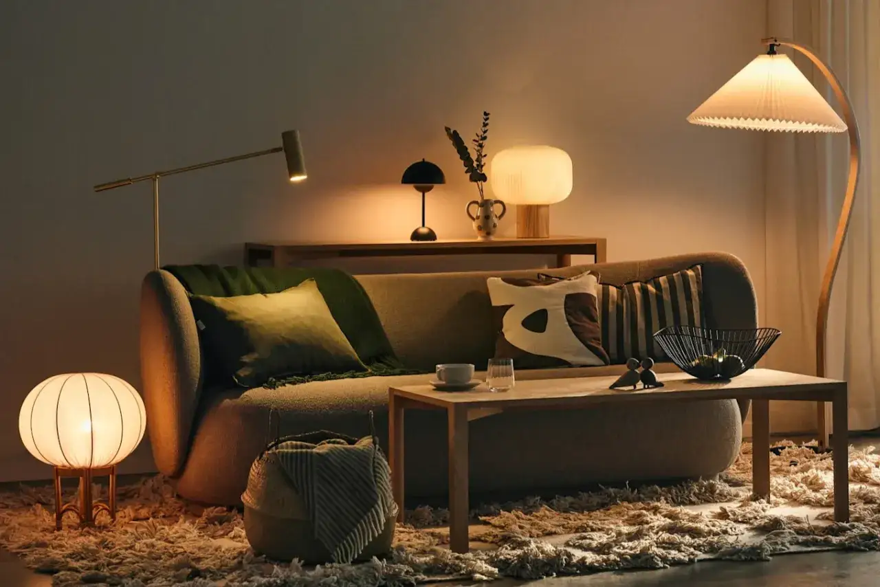 Mysigt vardagsrum med flera lampor som ger varm belysning. Inspiration för belysning i vardagsrummet.