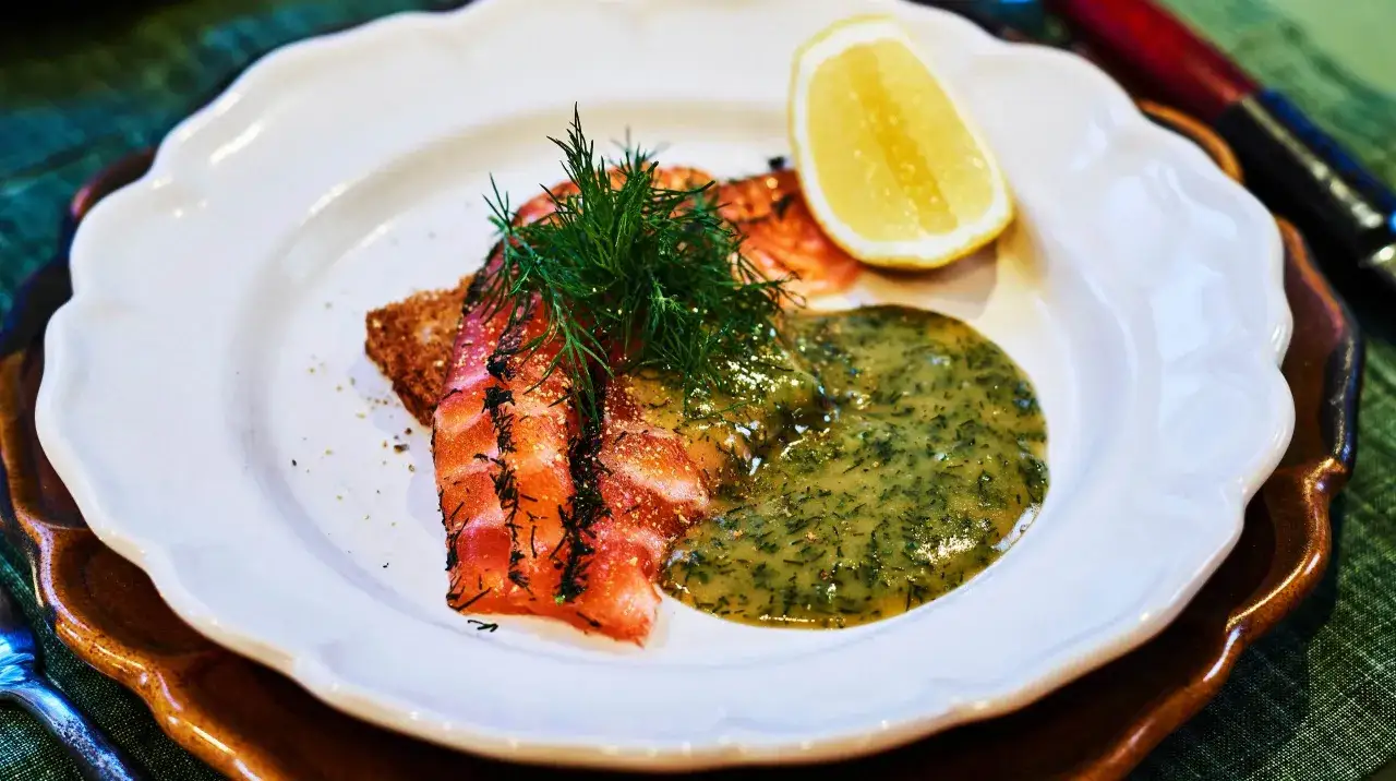 Vacker gravad lax med dill och citronsås, perfekt för ett svenskt recept.