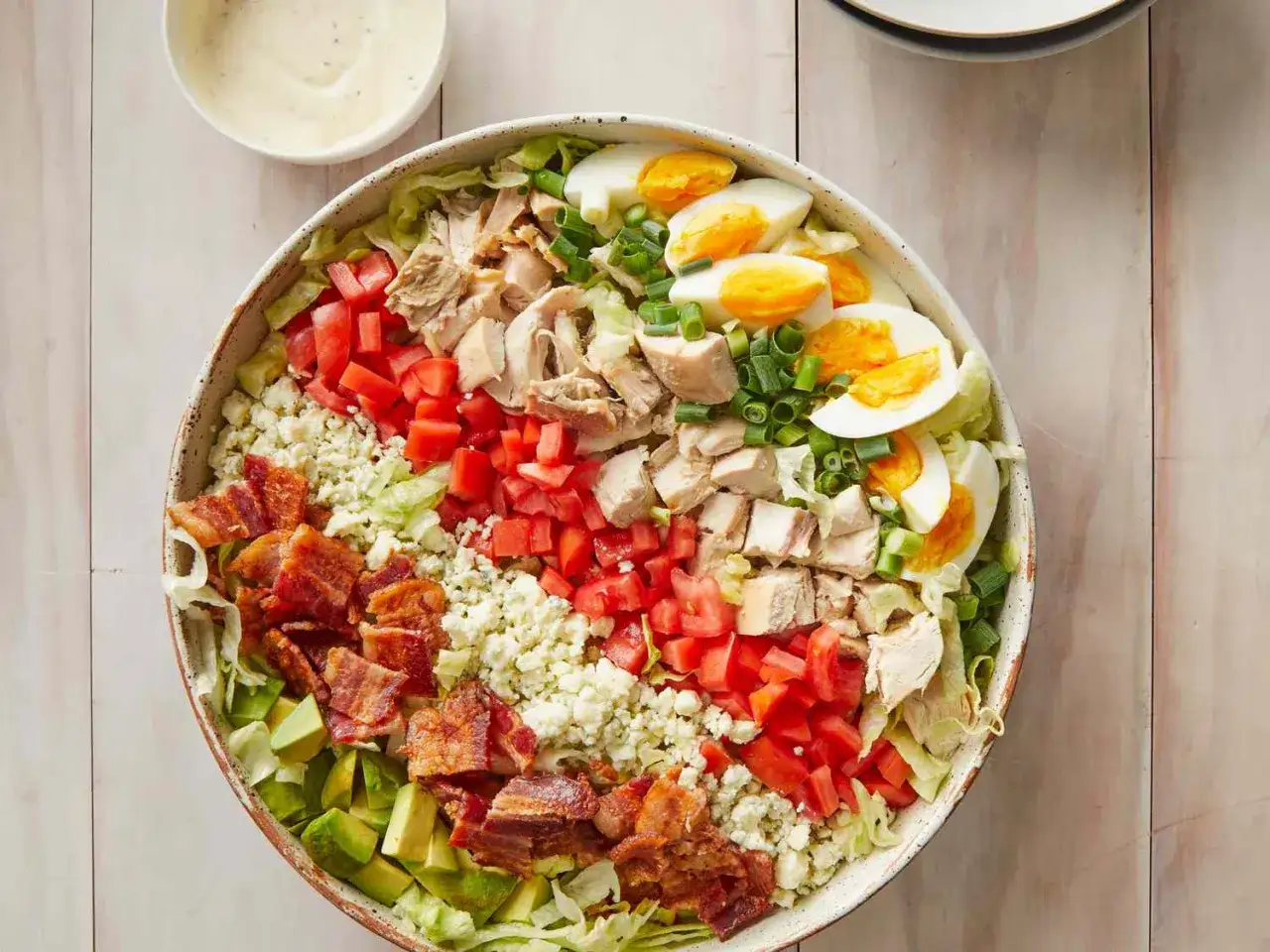 Stor cobb salad med kyckling, bacon, ägg, tomat, avokado och blåmögelost.