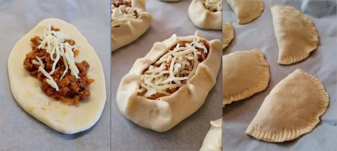Färdiga piroger med köttfärs och ost, redo för ugnen. Ett enkelt piroger recept för hemmabruk.