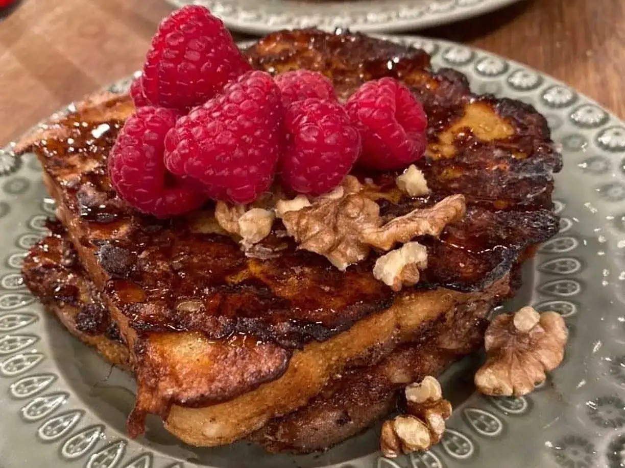 Fattiga riddare staplade högt, toppade med färska hallon och valnötter, ringlade med sirap. En lyxig frukost!