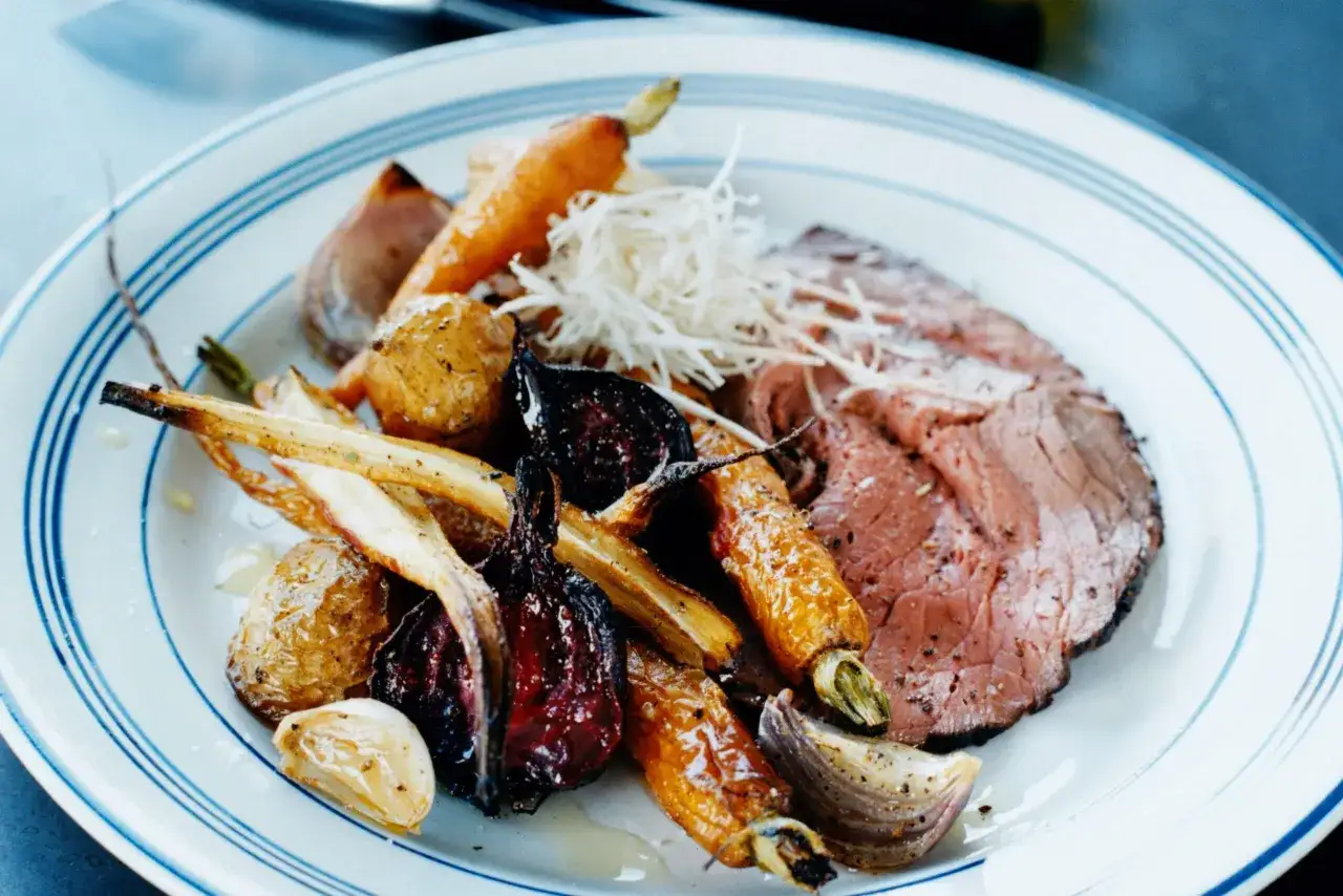 Skivad rostbiff med ugnsrostade rotfrukter som morötter, palsternacka och rödlök. Ett perfekt rostbiff recept för en härlig middag.