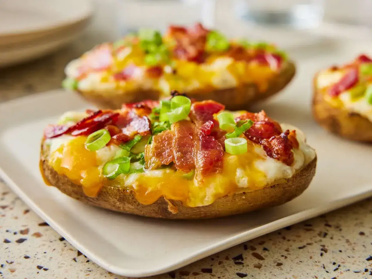 Bakad potatis fylld med ost, knaprigt bacon och färsk gräslök. En härlig och mättande rätt.