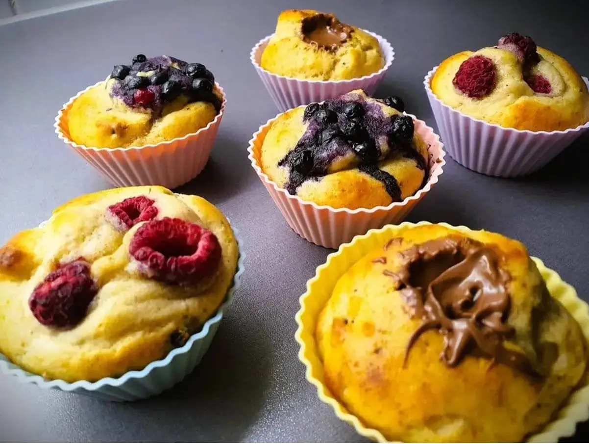 Muffins med blåbär, hallon och choklad. Perfekt för den som vill baka med proteinpulver och få ett gott och nyttigare fika.