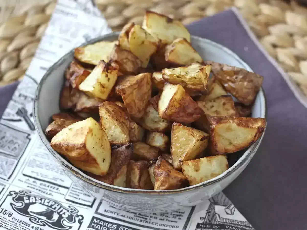 En skål med gyllene klyftpotatis i ugn, perfekt krispiga och redo att serveras.
