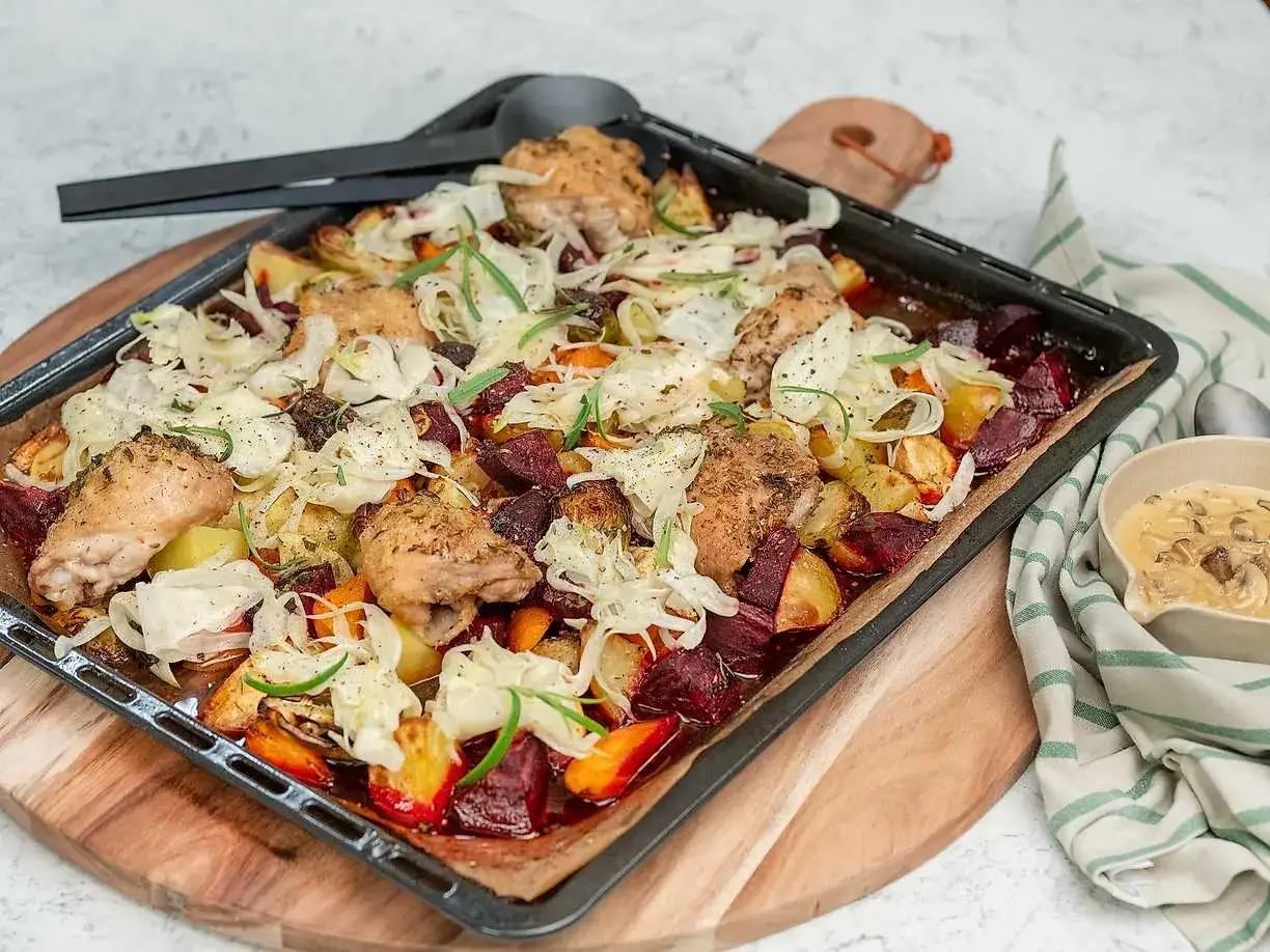 Ugnsbakade kycklinglår med rotfrukter som rödbetor och potatis, toppat med fänkål och örter. En härlig rätt med kycklinglår i ugn.