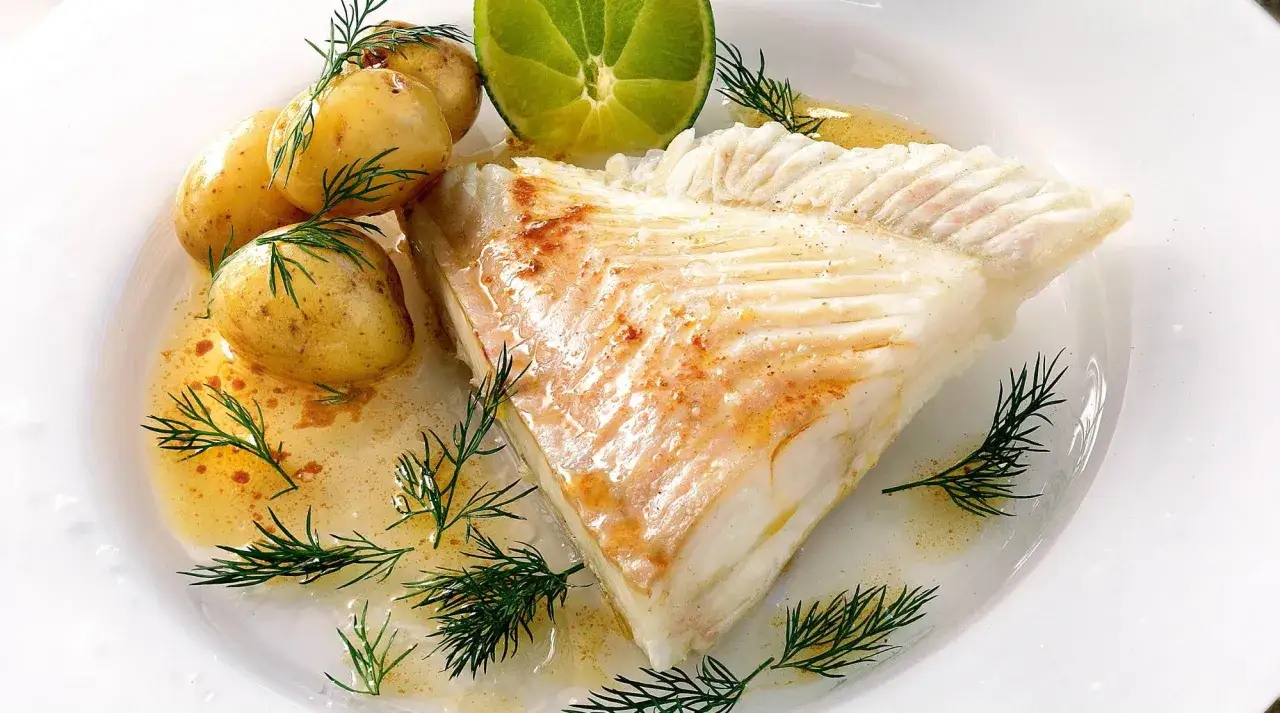 En saftig bit piggvar med dill, citron och småpotatis. Ett enkelt och gott recept på piggvar som passar perfekt till helgen.