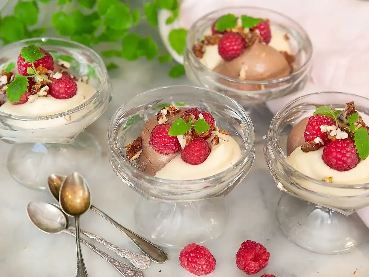 Fyra glas med enkel chokladmousse och vaniljkräm, toppade med hallon, nötter och mynta. Perfekt för en enkel dessert.