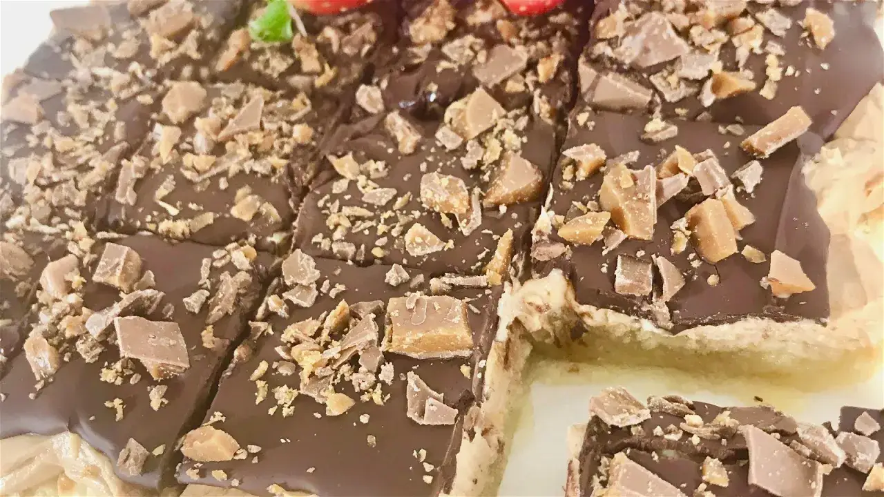 Biskvier i långpanna med choklad och knäck. En härlig dessert som passar perfekt till fikat.