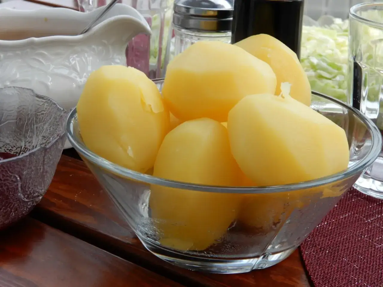 En skål med nykokt potatis, redo att serveras. Perfekt tillbehör för en god måltid.