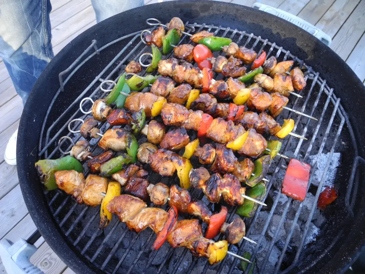 Grillspett recept med kyckling, paprika och champinjoner på en kolgrill. Perfekt för sommaren!