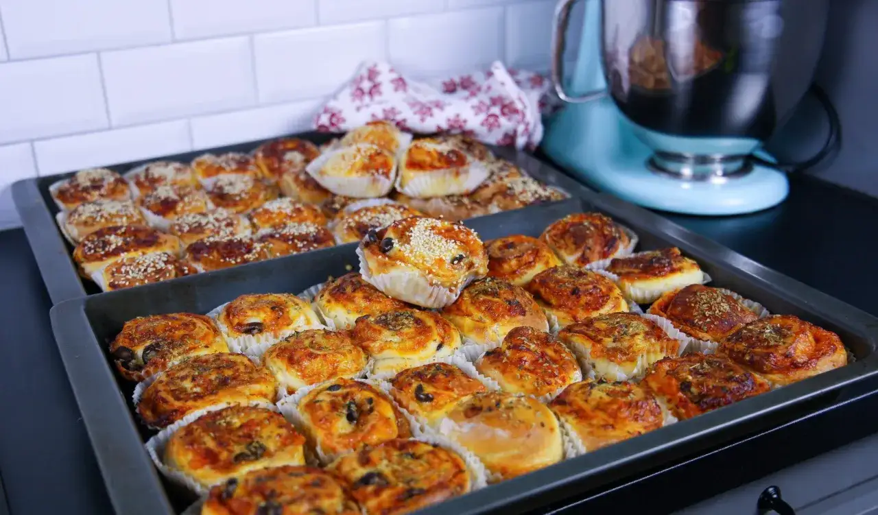 Nybakade pizzabullar, perfekta för fikat eller som tilltugg. Detta pizzabullar recept ger gyllene och smakrika bullar.