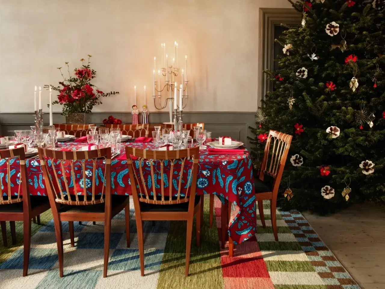 Vackert dukat bord med julstämning, julgran och levande ljus. Perfekt för jul inspiration.