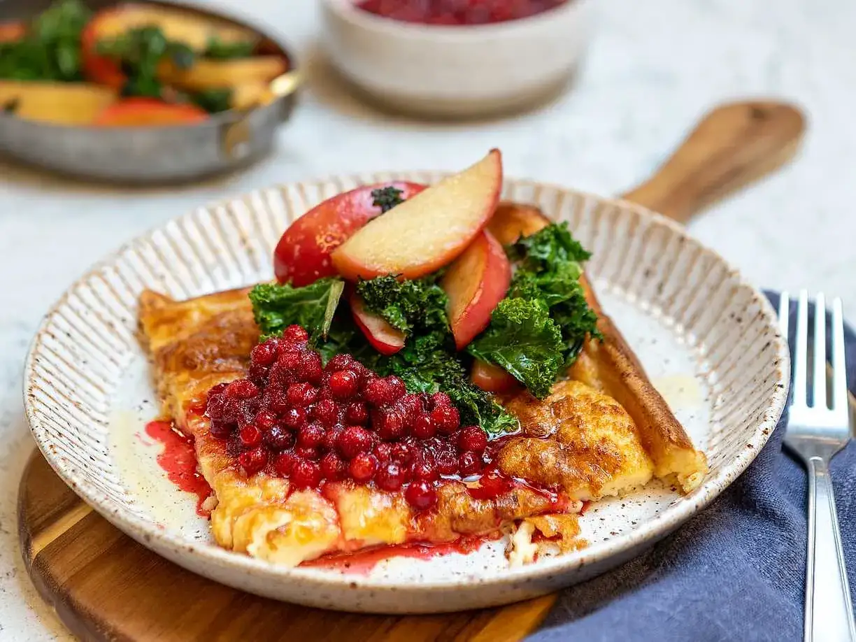 En härlig tjockpannkaka med lingon, äpple och grönkål. Ett perfekt recept för en mysig frukost eller brunch.