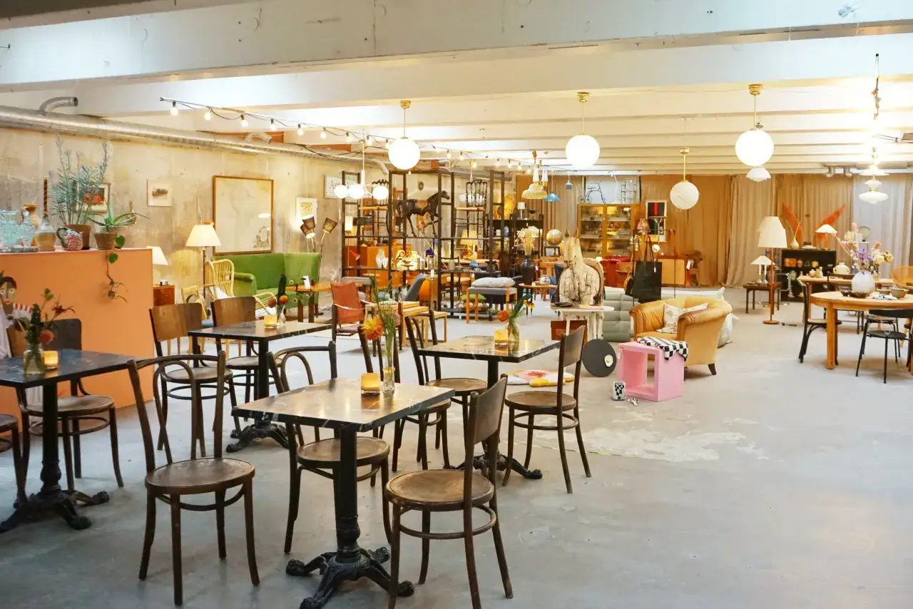 En butik med second hand inredning. Här finns möbler, lampor och dekorationer i en mysig miljö.