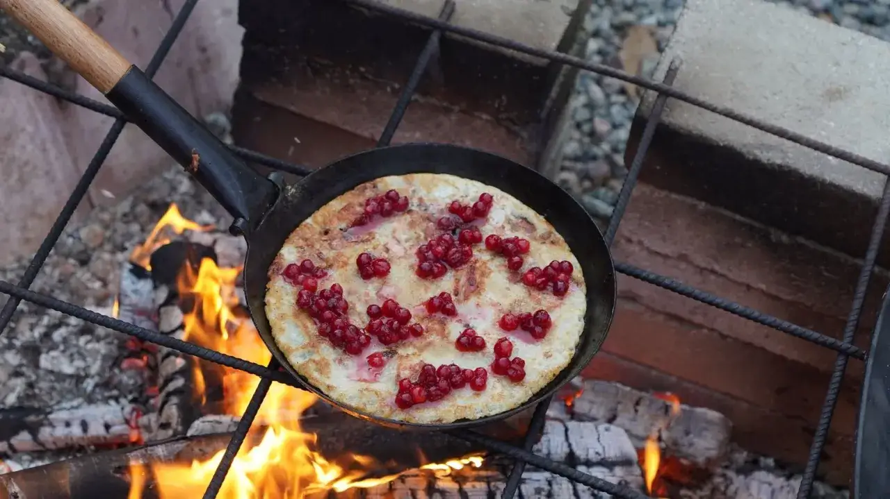 Kolbulle med lingon steks över öppen eld. Ett klassiskt kolbulle recept som doftar gott.