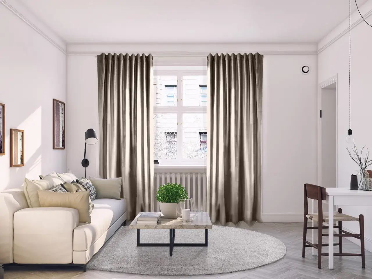 En ljus och modern vardagsrumsmiljö med en beigefärgad soffa, ett runt soffbord och en gardinkappa modern i sammet som ramar in fönstret.