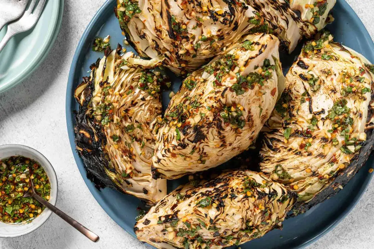 Grillad spetskål med en örtig dressing, perfekt för sommaren.