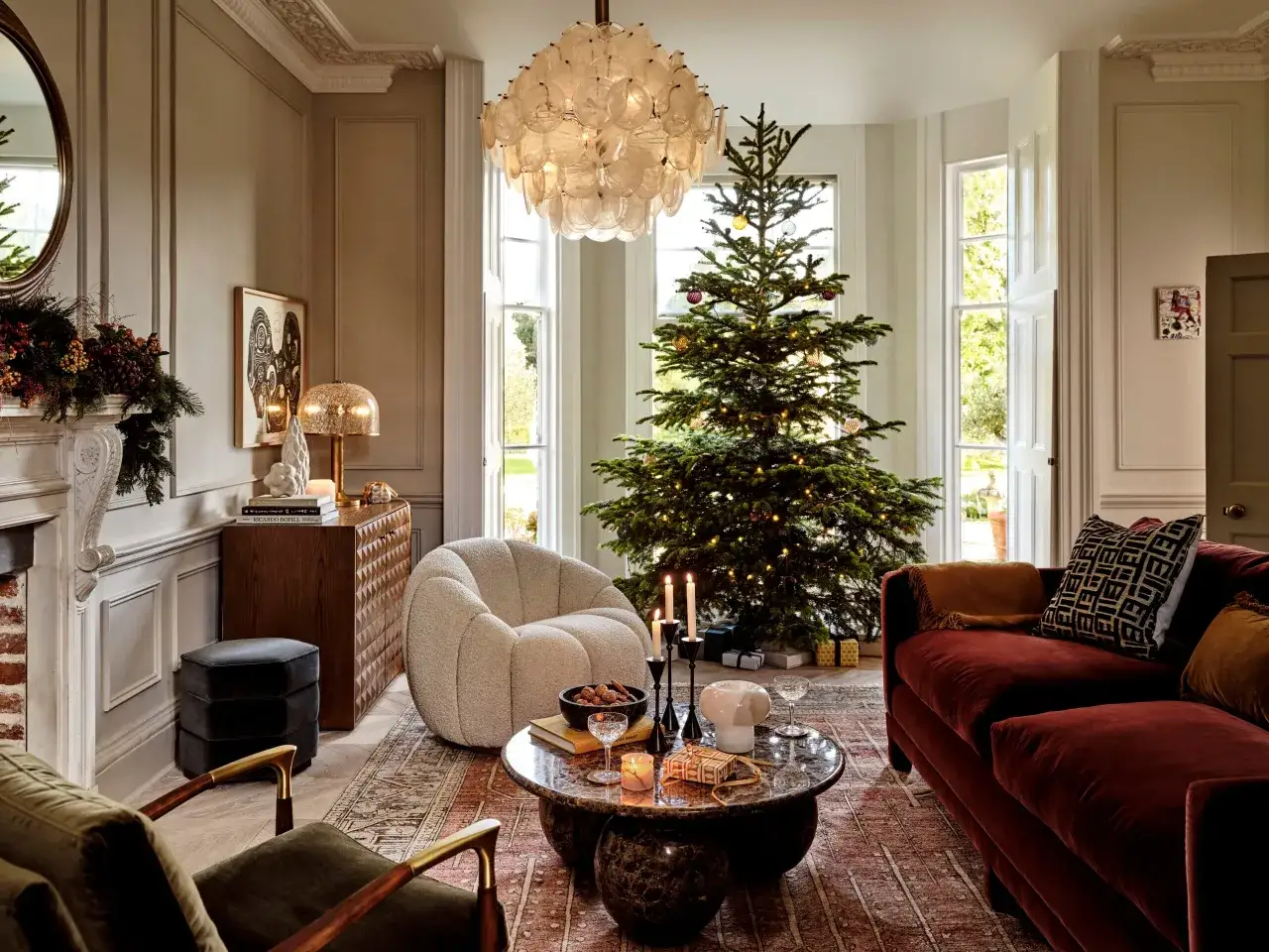 Mysig jul inredning inspiration med gran, levande ljus och sammetsmöbler. En inspirerande julstämning i vardagsrummet.