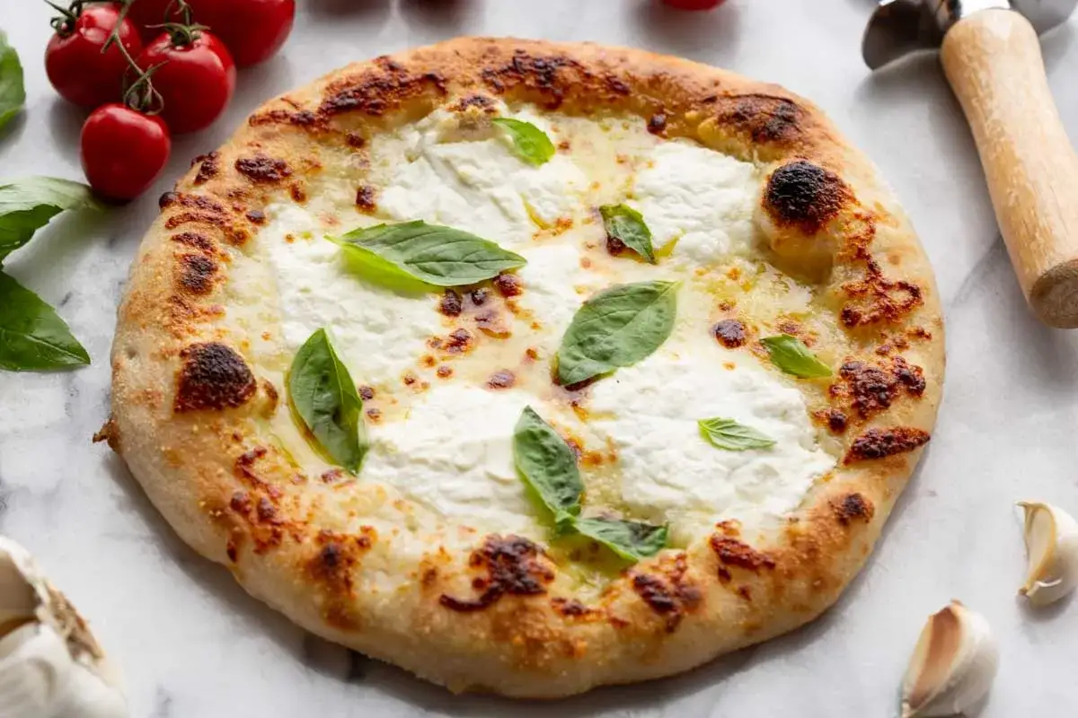 En härlig pizza bianco med krämig ost och färsk basilika. Ett enkelt pizza bianco recept som passar alla.