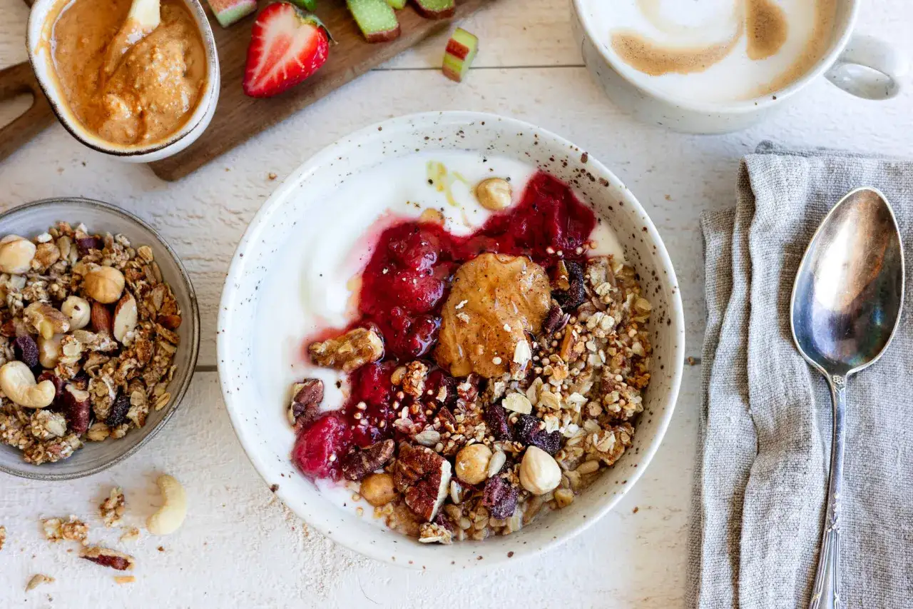 En skål med yoghurt, granola, nötter och en härlig rabarberkompott med kardemumma. En perfekt start på dagen!