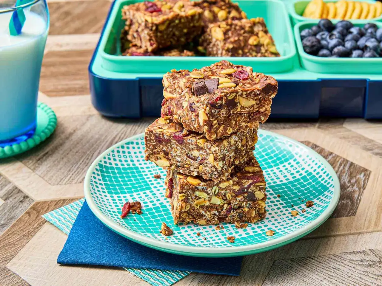 En stapel hemgjorda proteinbars med nötter, torkad frukt och choklad. Perfekt för ett snabbt mellanmål eller som en del av ett proteinbars recept.