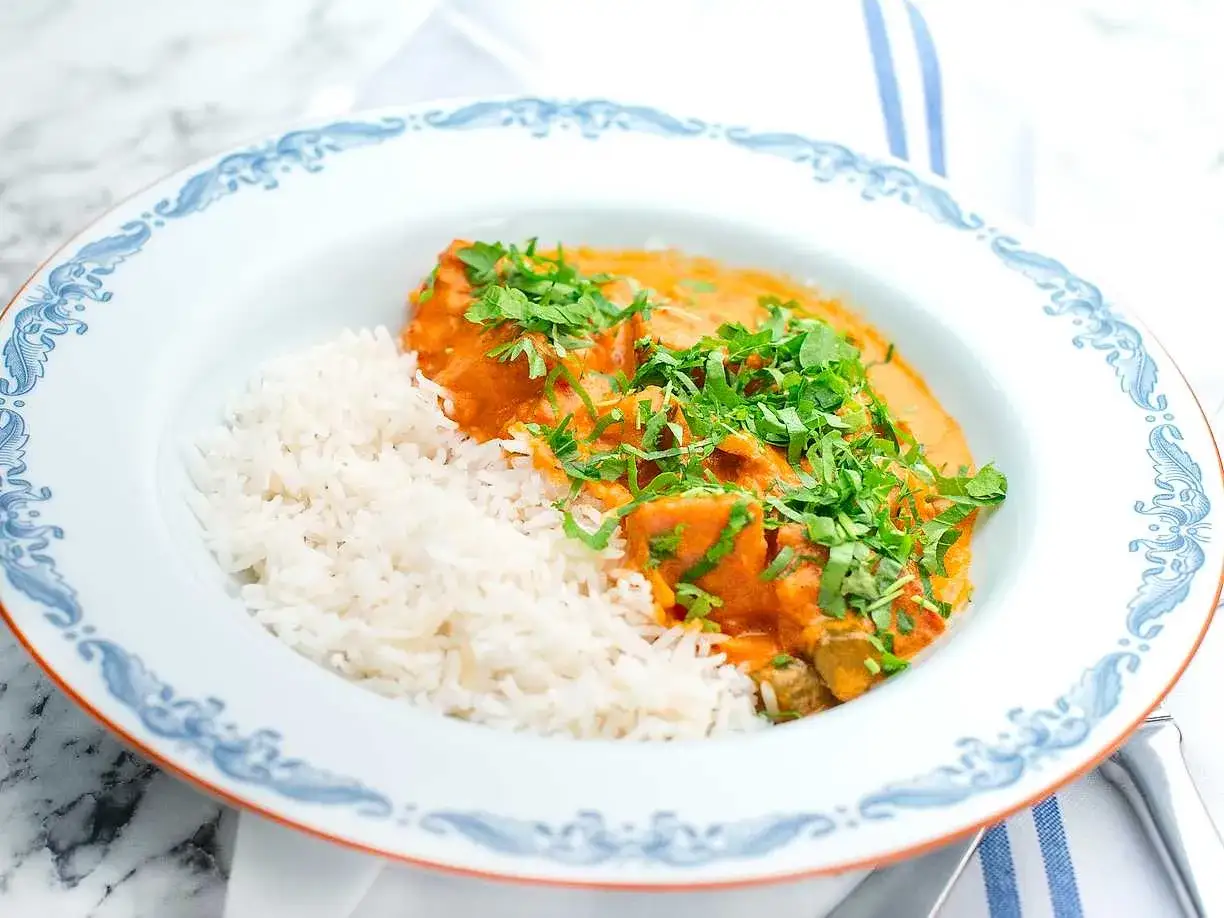 En portion krämig korv stroganoff med ris, toppad med färsk persilja. En klassisk svensk rätt som värmer själen.