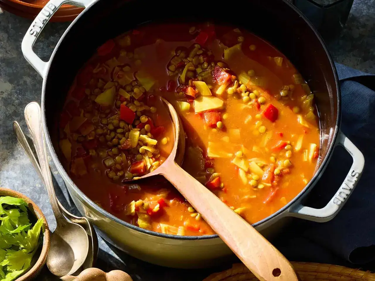 En mustig linsgryta med grönsaker, redo att serveras. Ett perfekt linsgryta recept för en kall dag.